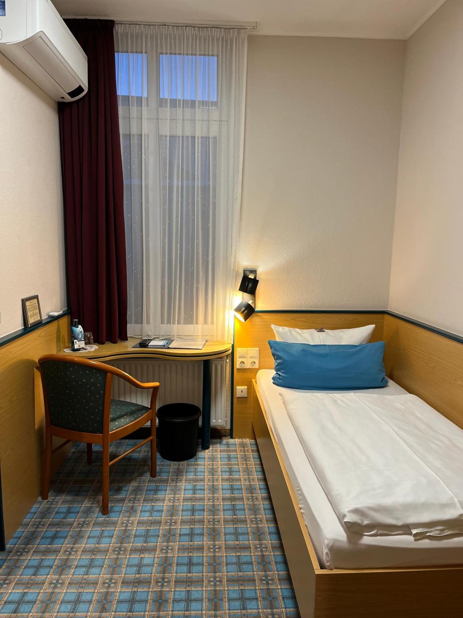 Hotel Schwarzer Adler Jever Extérieur photo