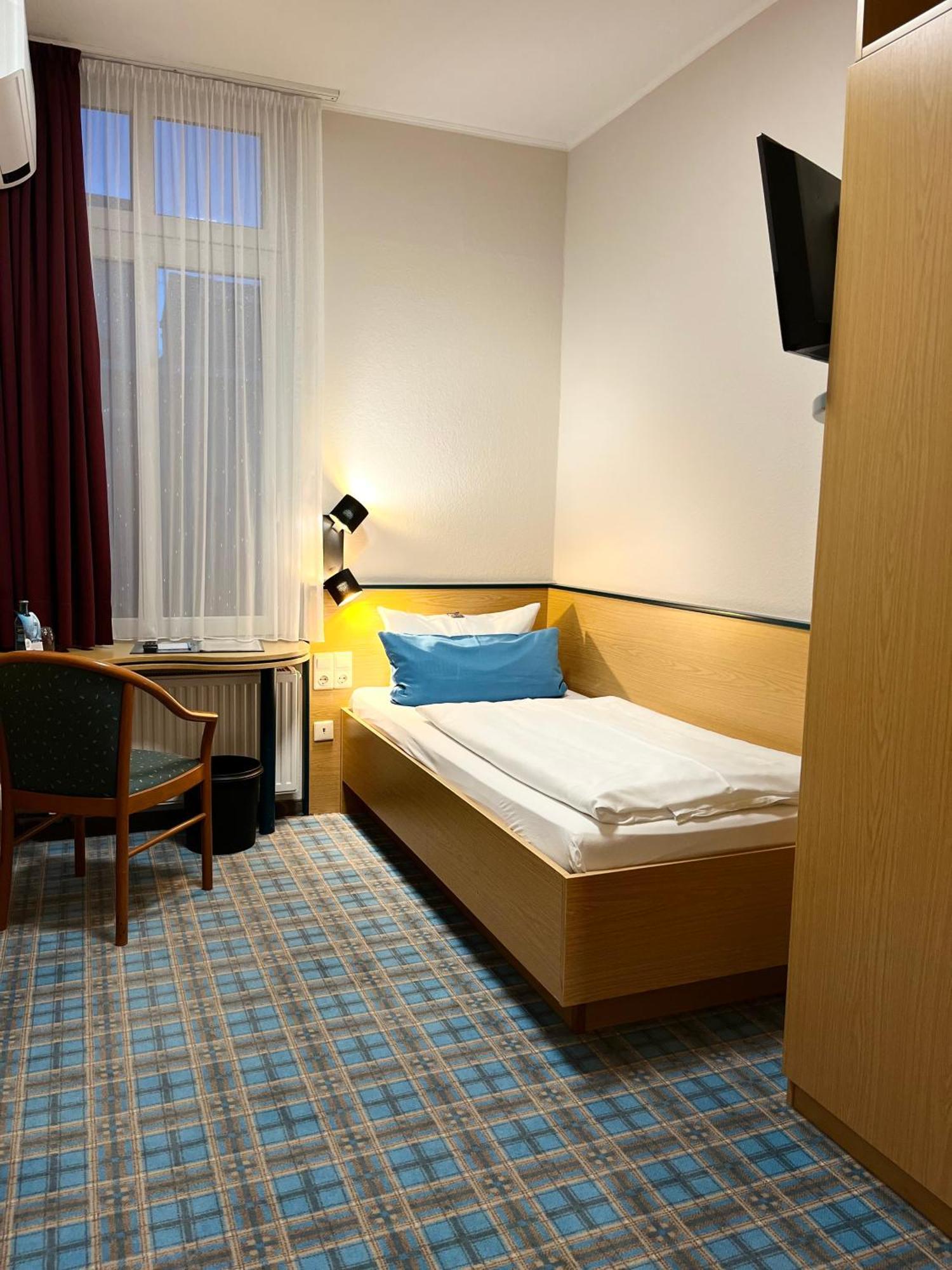 Hotel Schwarzer Adler Jever Extérieur photo